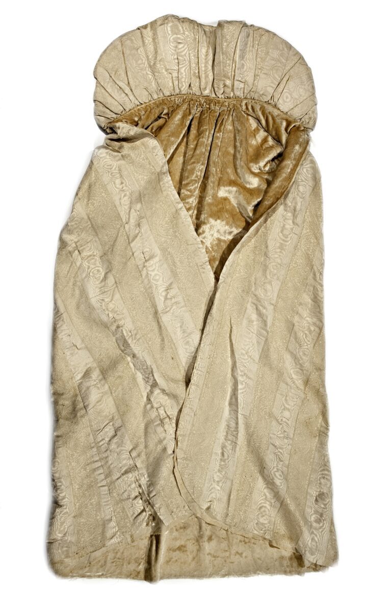 Capa do vestido de noiva da Tarsila do Amaral, exposição sobre moda