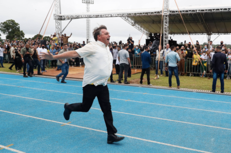 Foto do presidente em pista de atletismo recém-inaugurada viralizou nos últimos dias