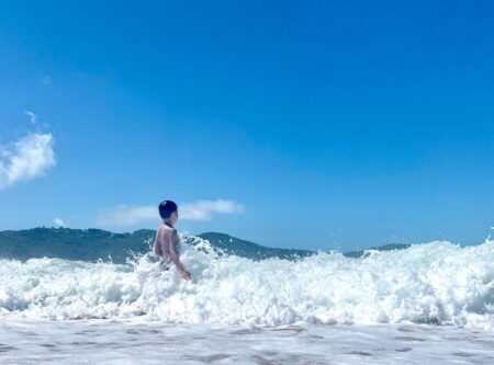 A praia é linda, mas com ondas fortes: muito cuidado, sobretudo com as crianças
