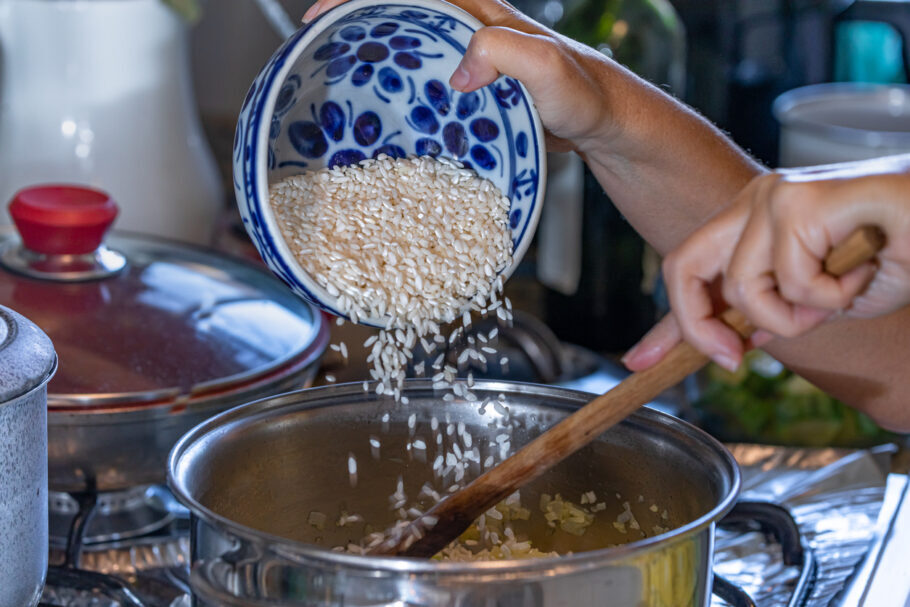 Estudo descobre como eliminar substância cancerígena do arroz