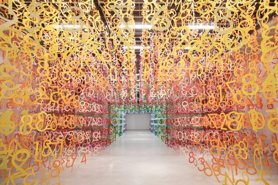 Exposição “Floresta de Números” é feita com 15 mil peças numéricas