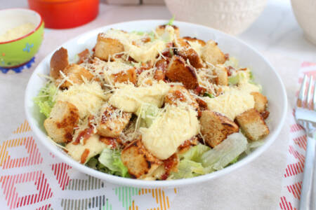 Salada de verão com molho de alho