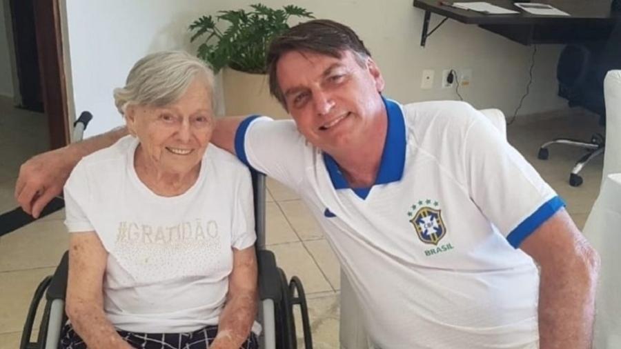 Mãe de Bolsonaro é vacinada contra a covid-19