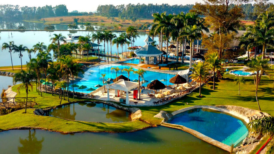 Vista das piscinas do Mavsa Resort, em Cesário Lange (SP)