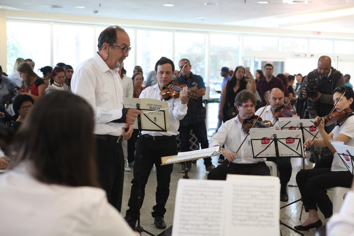 O maestro Samir Rahme durante apresentação da Orquestra do Limiar antes da pandemia