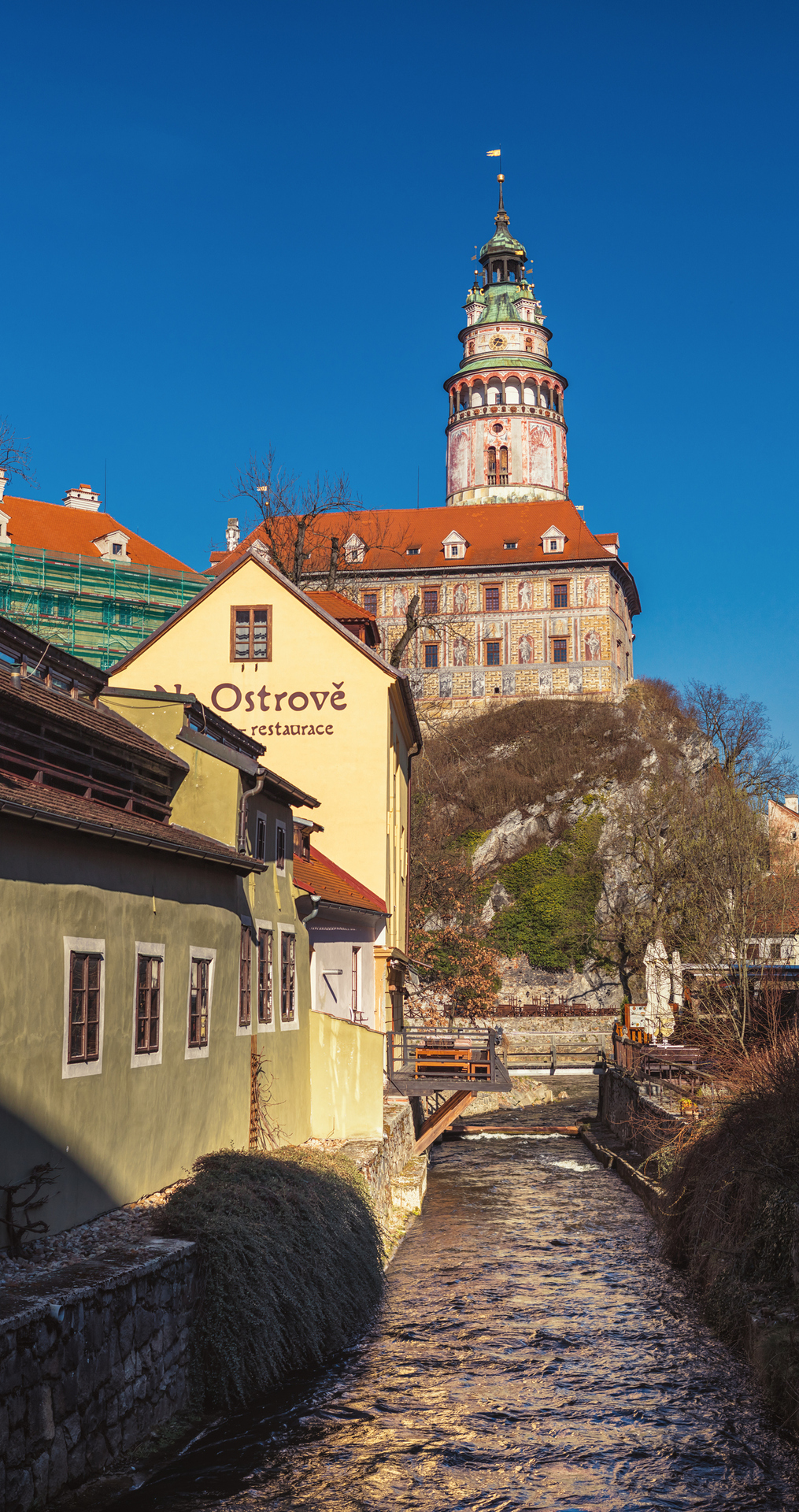 A imponente torre do castelo de Český Krumlov