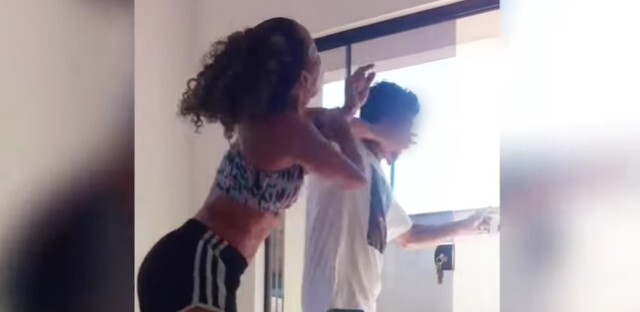  Homem invade casa no PR e tenta agarrar mulher; veja vídeo