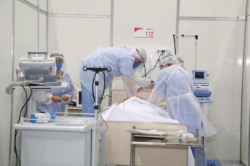 Um dos pacientes contaminado com a variante brasileira morreu na terça-feira