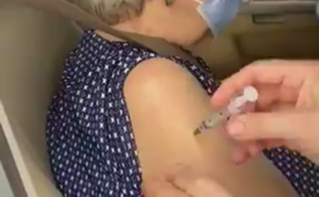 Vídeo mostra profissional de saúde aplicando a seringa mas sem injetar a vacina da covid-19