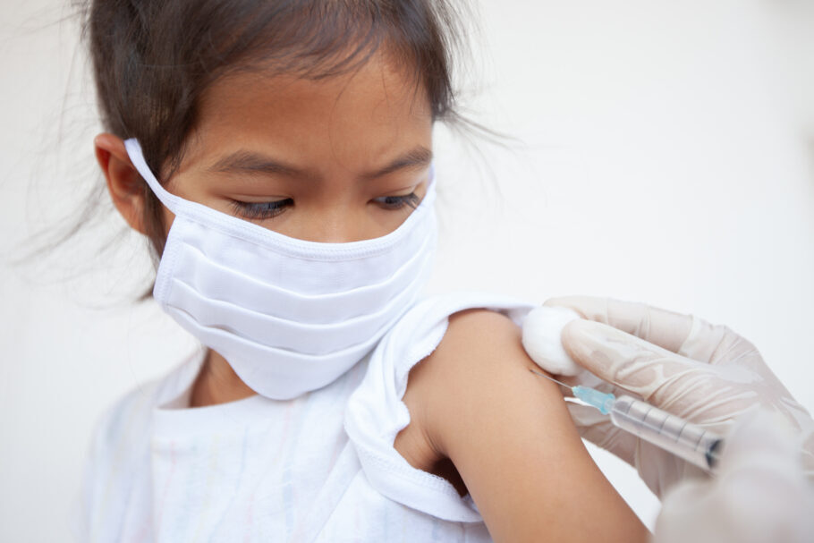 Oxford começa neste mês a testa vacina contra covid-19 em crianças e adolescentes