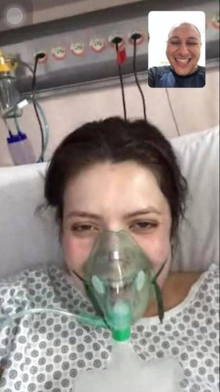 Antes de passar por parto de emergência e ser intubada, jovem conversou com o namorado por chamada de vídeo