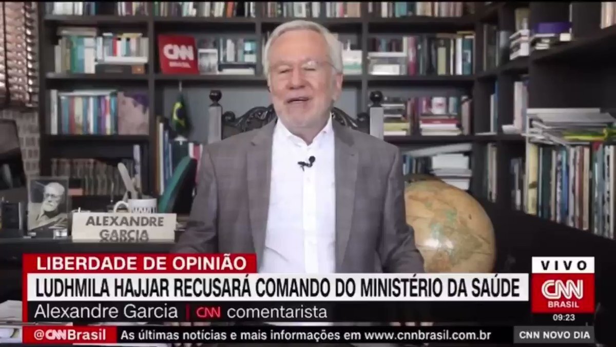 Alexandre Garcia lê tweet falso ao vivo e é corrigido na CNN Brasil