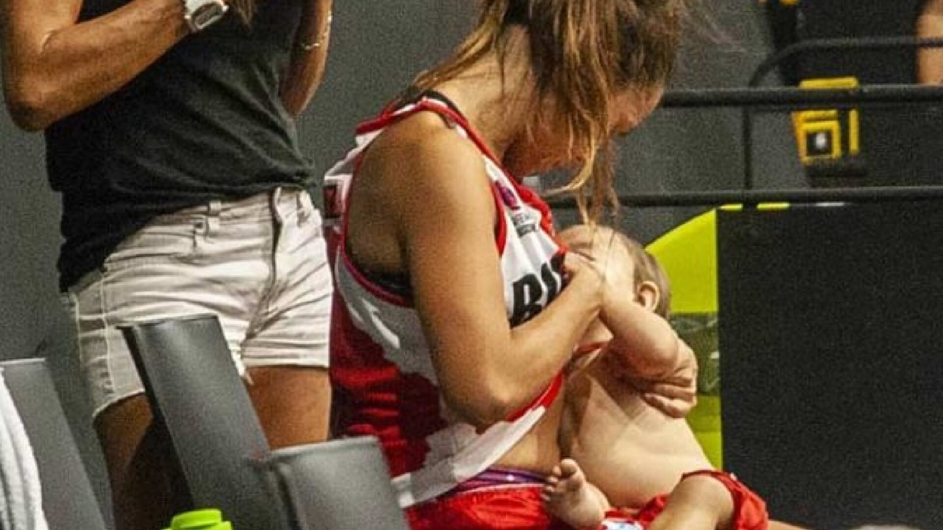 Antonella González amamentando a filha durante a partida