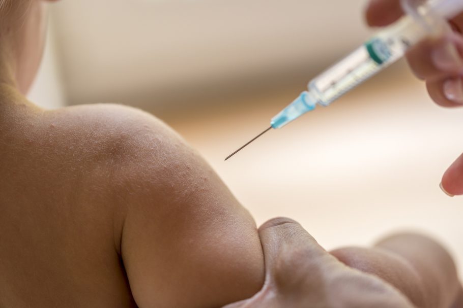 Bebê recebe vacina contra covid-19 por engano no Chile