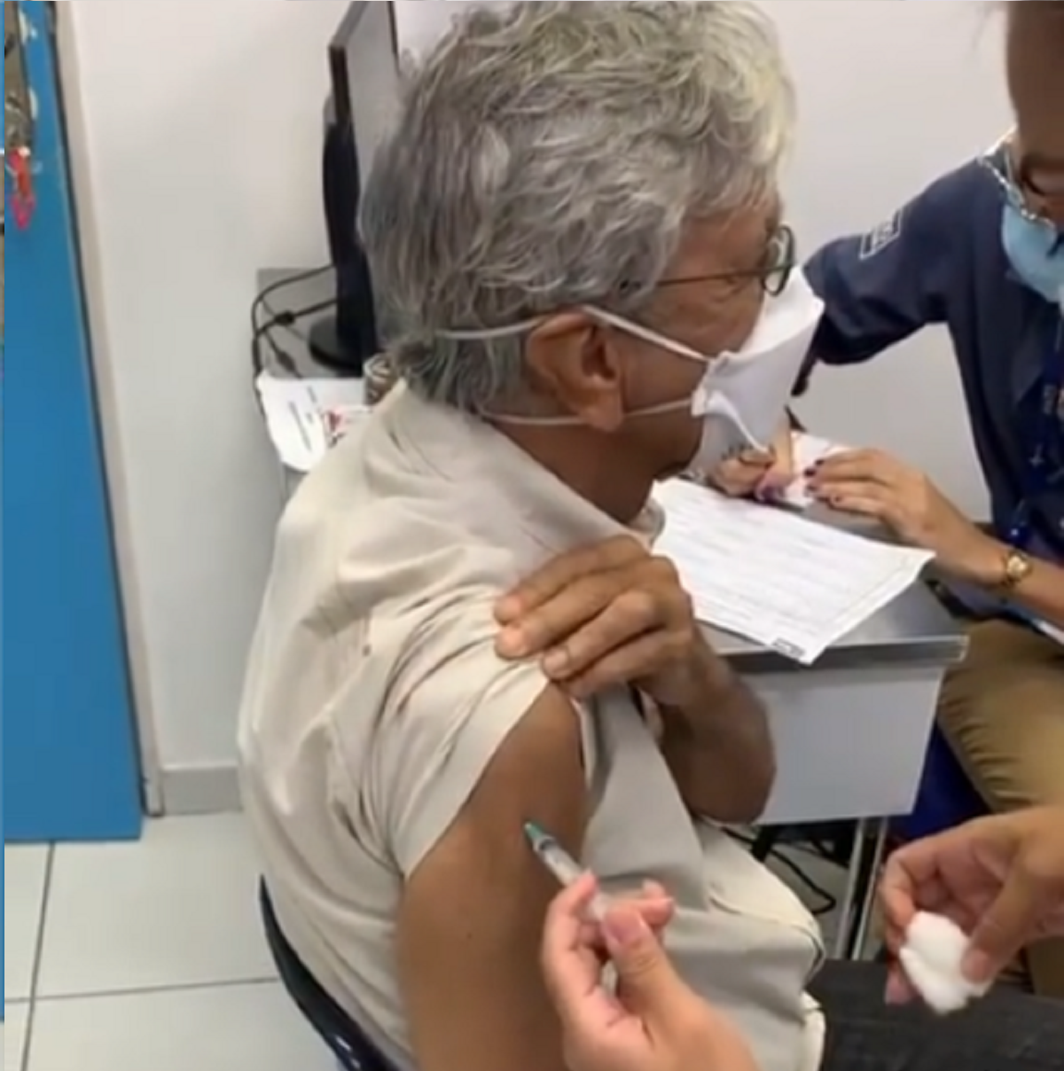 Caetano Veloso é vacinado contra a Covid-19: ‘Não é doloroso’