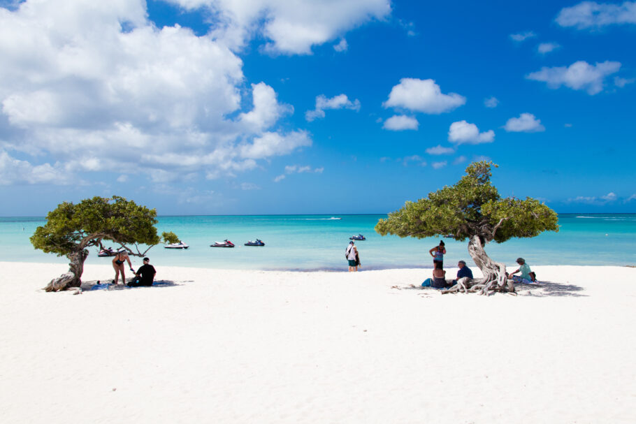 Praia de Eagle Beach, em Aruba, no Caribe