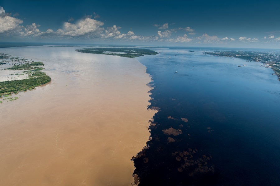 O encontro das águas dos rios Negro (à dir..) e Solimões é uma das atrações