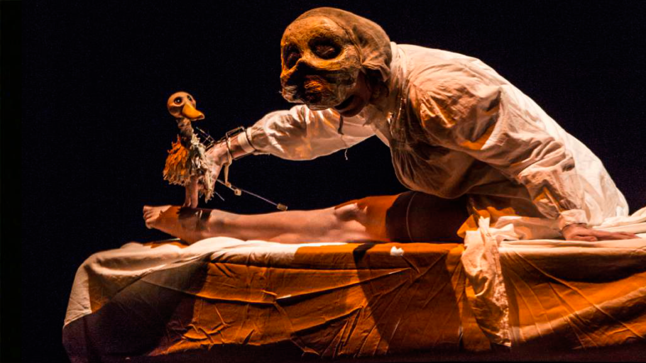 Com máscara e bonecos, “Prelude”, da italiana La Capra Ballerina, cria uma discussão sobre a morte