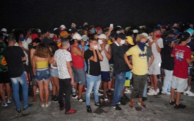 Muitos jovens, a maioria sem máscaras de proteção, estavam na festa clandestinas na zona sul de SP