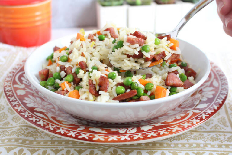 Veja como fazer arroz de calabresa rápido e fácil