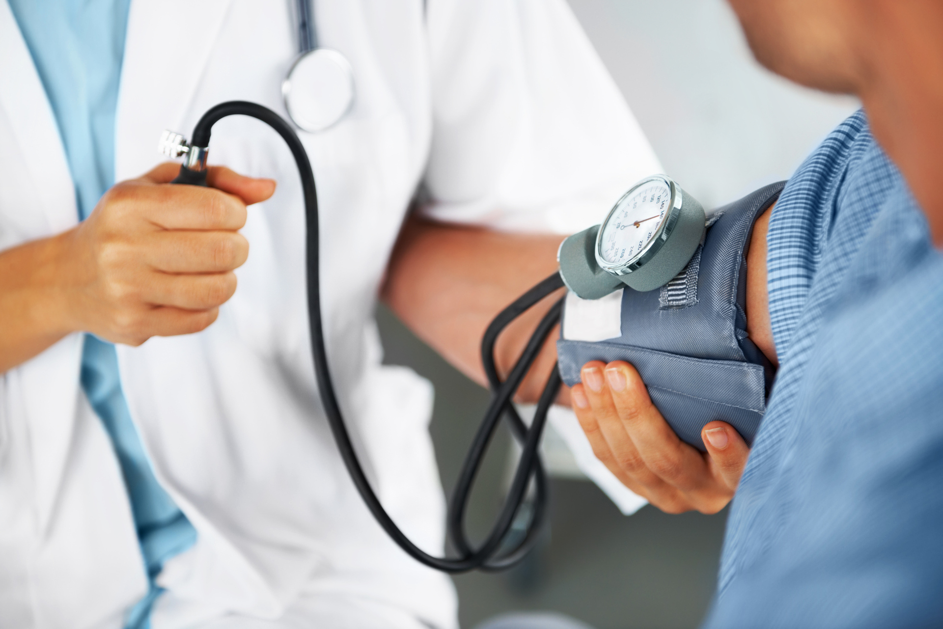 A hipertensão é uma condição caracterizada pelos níveis elevados da pressão sanguínea nas artérias – iStock/Getty Images