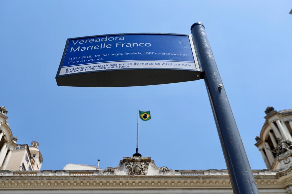  Placa em homenagem a Marielle Franco é inaugurada em frente à Câmara do Rio