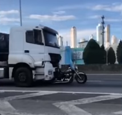 Motociclista atropelado relata socos e ameaças de caminhoneiro
