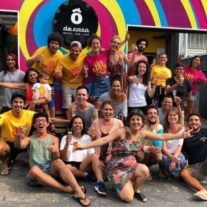 Marina Moretti (ao centro) começou alugando uns quartos na república que dividia com amigos, montou o primeiro hostel independente de São Paulo e que hoje já é um dos mais premiados do país.