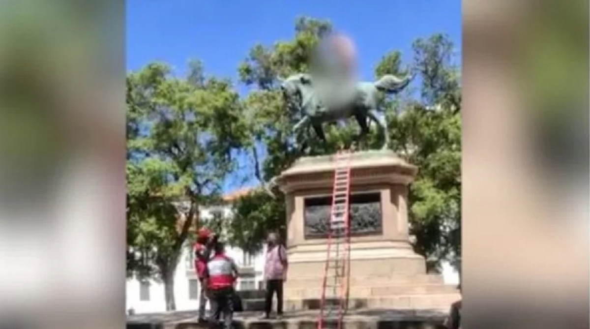 Pelado, homem sobe em estatua no Rio de Janeiro e exige: Vacina já!