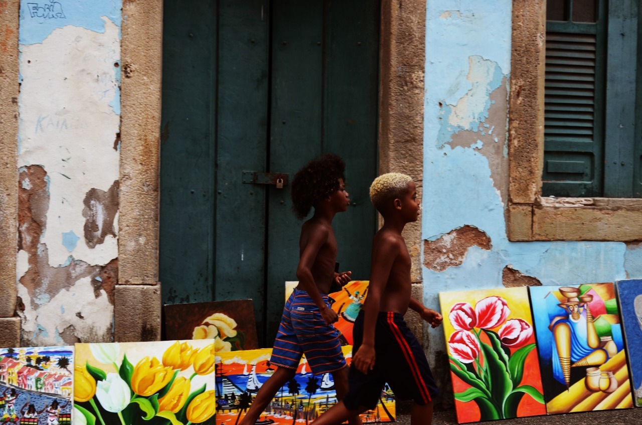 Crianças circulam pelo Pelourinho, em Salvador