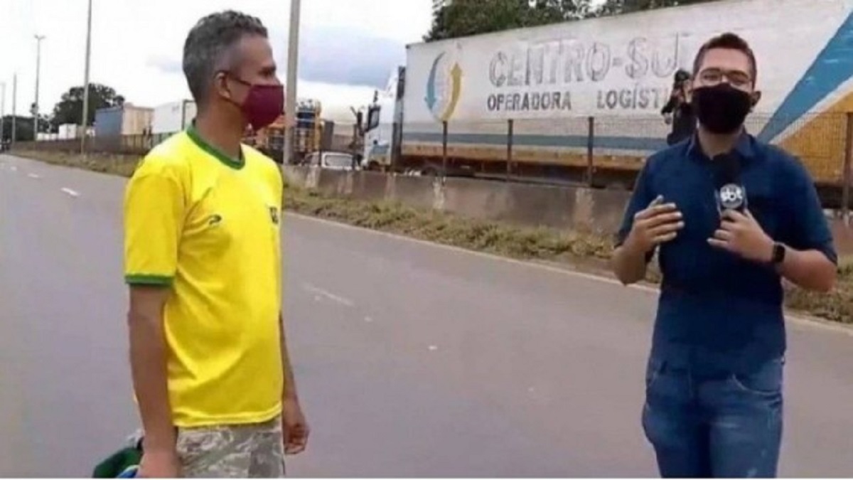 Repórter de afiliada do SBT é agredido por homem com camiseta da seleção