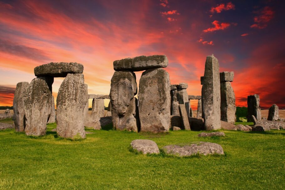 Rochas de 5 metros e 50 toneladas que formam um círculo misterioso de Stonehenge