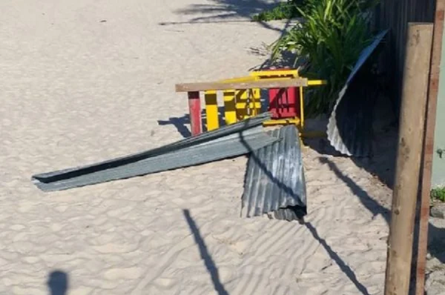 Turistas destroem barreira no litoral de SP e prefeito pede: ‘Não venham’