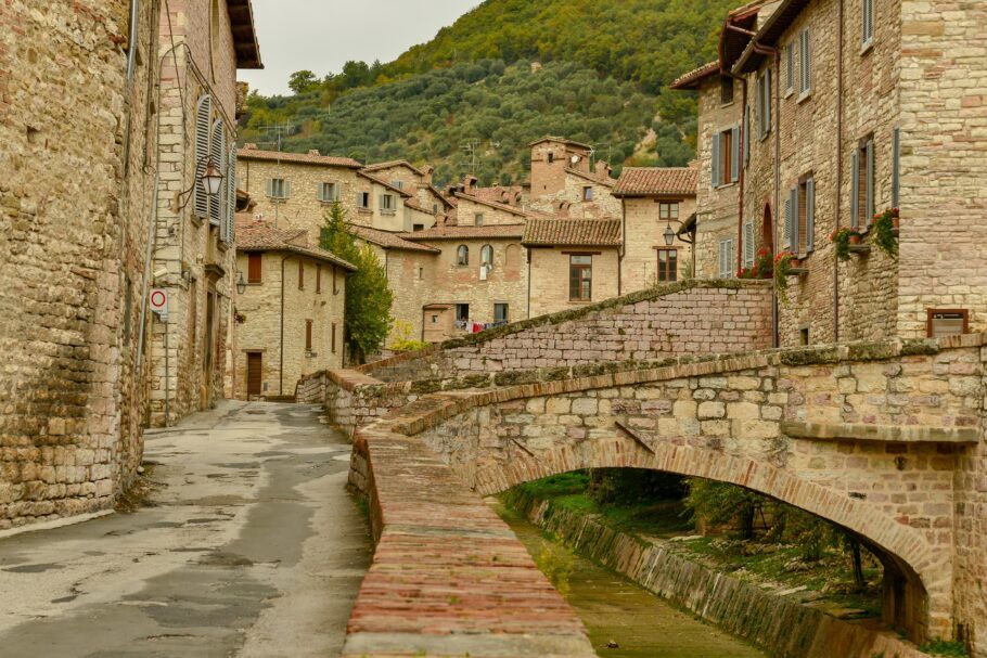 Com castelos e cidades medievais, a bela Umbria é uma das regiões da Itália no podcast da Enit