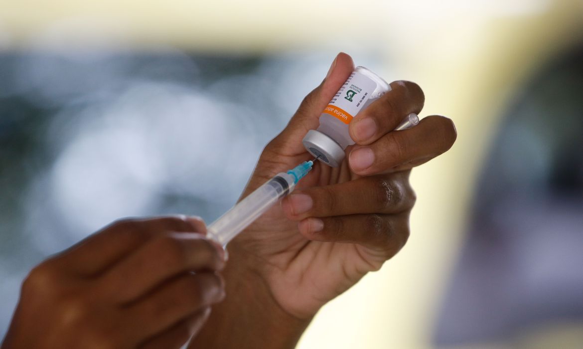 Quatro capitais suspenderam aplicação de novas doses por falta de vacina