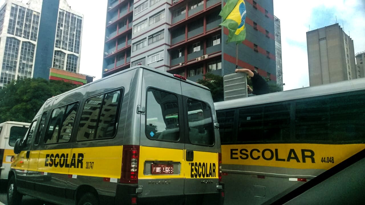  Prefeitura de SP vai usar vans escolares para transportar corpos
