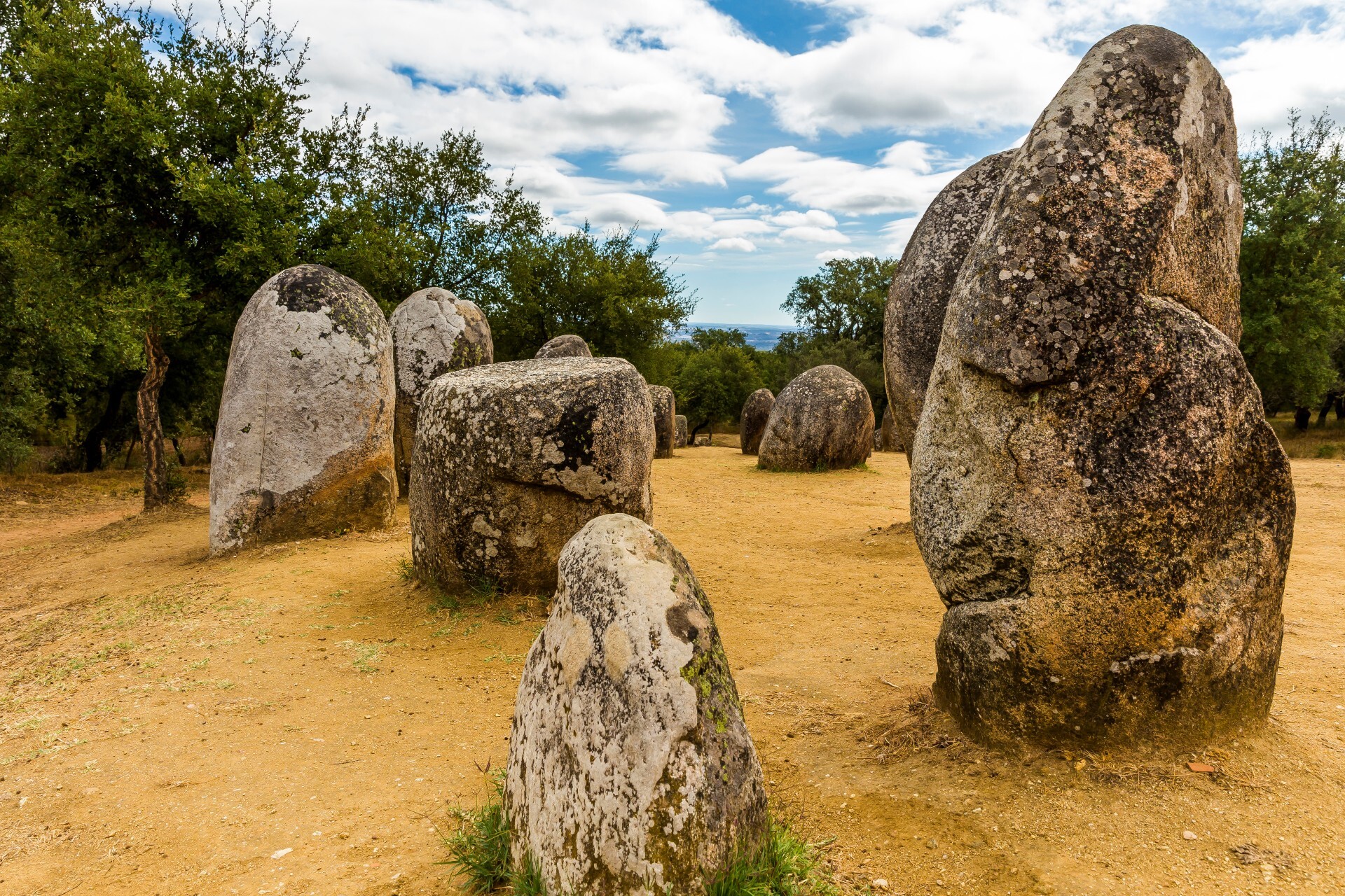 Os monólitos de pedra dispostos em formato circular e em perfeito estado de conservação