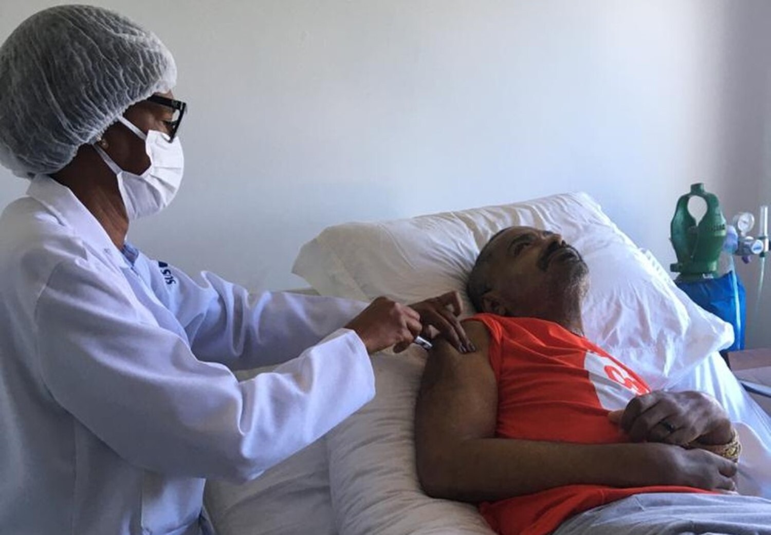 Arlindo Cruz é vacinado em casa contra a covid-19