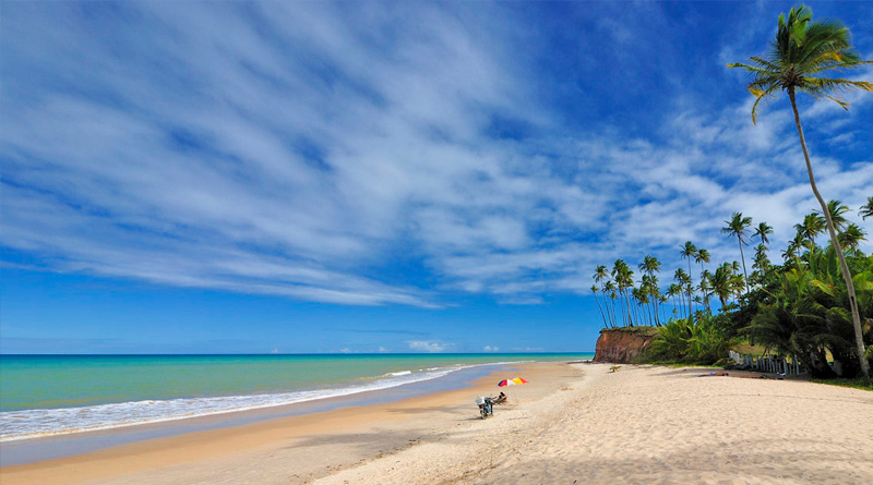 A praia da Barra do Cahy fica a 47 km ao norte de Prado e a 15 km de Cumuruxatiba, em Prado (BA)