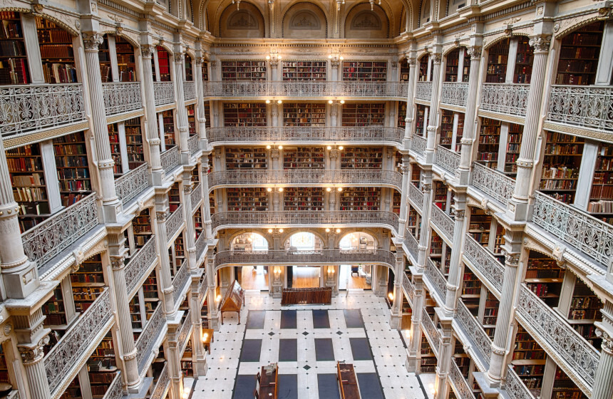 Uma das bibliotecas mais bonitas dos Estados Unidos é a George Peabody, em Baltimore