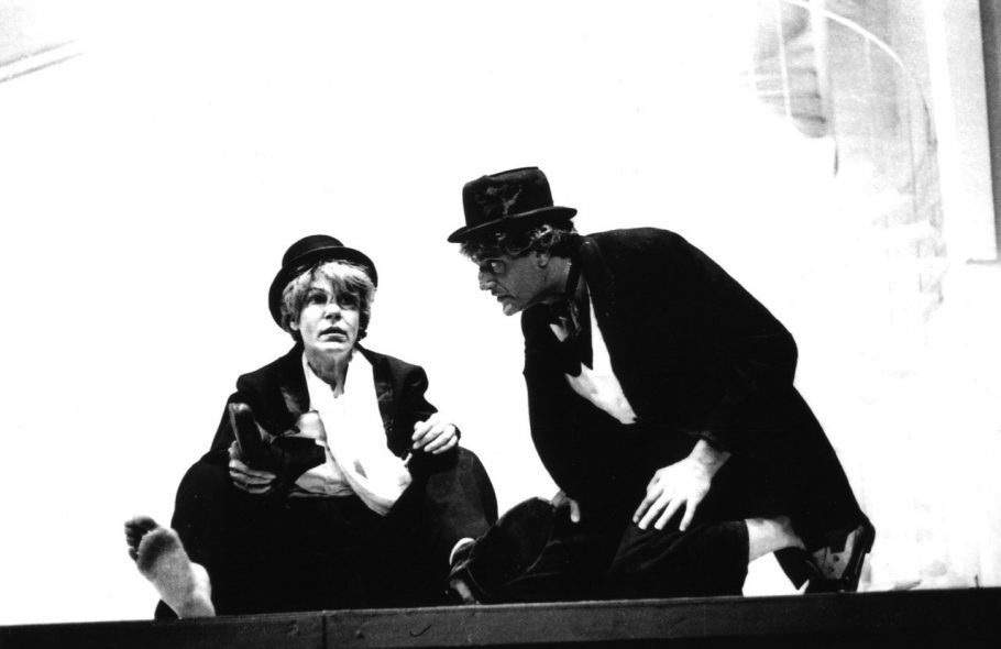 Olha esta foto! Cacilda Becker ao lado de Walmor Chagas em um ensaio da peça “Esperando Godot”, de Samuel Beckett (1969)
