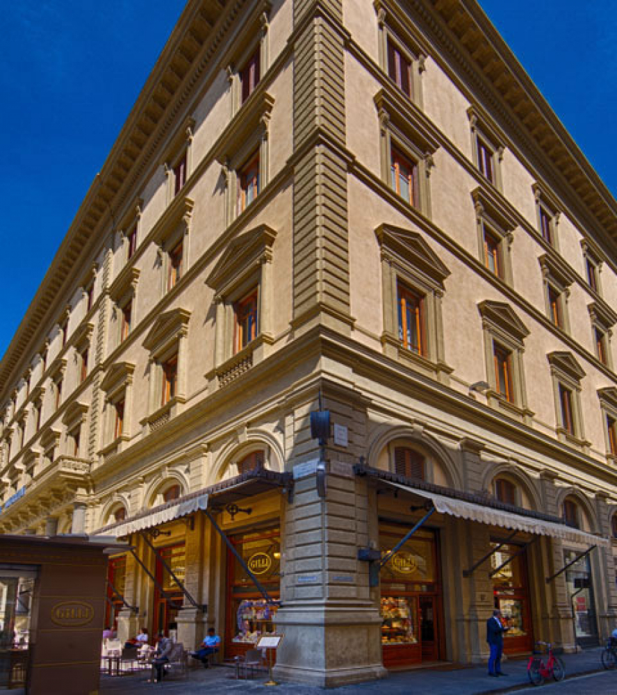 Fachada do prédio onde fica o Caffè Gilli em Florença