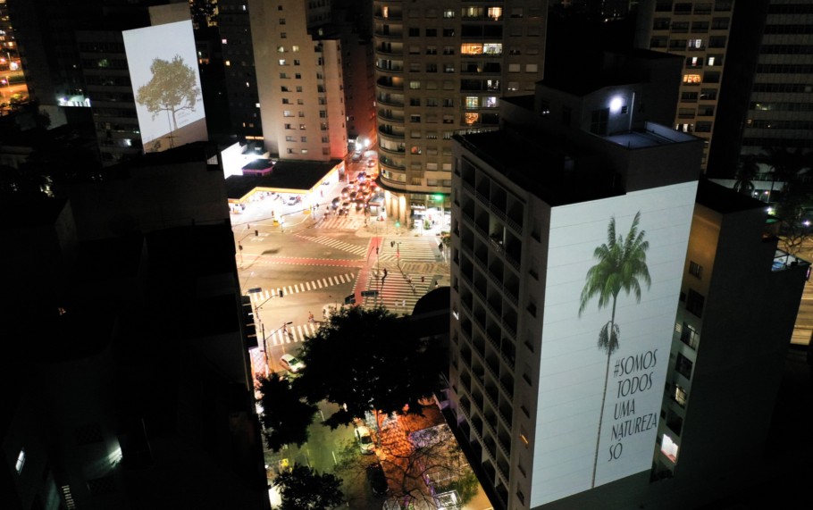 Esses dois prédios, nas ruas Maria Antônia e Caio Prado, no bairro da Consolação, recebem projeções da exposição “Céu Aberto”
