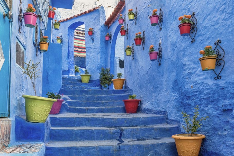 “Cidade Azul” reúne inúmeras casas e lojas pintadas em vários tons vivos de azul – Divulgação