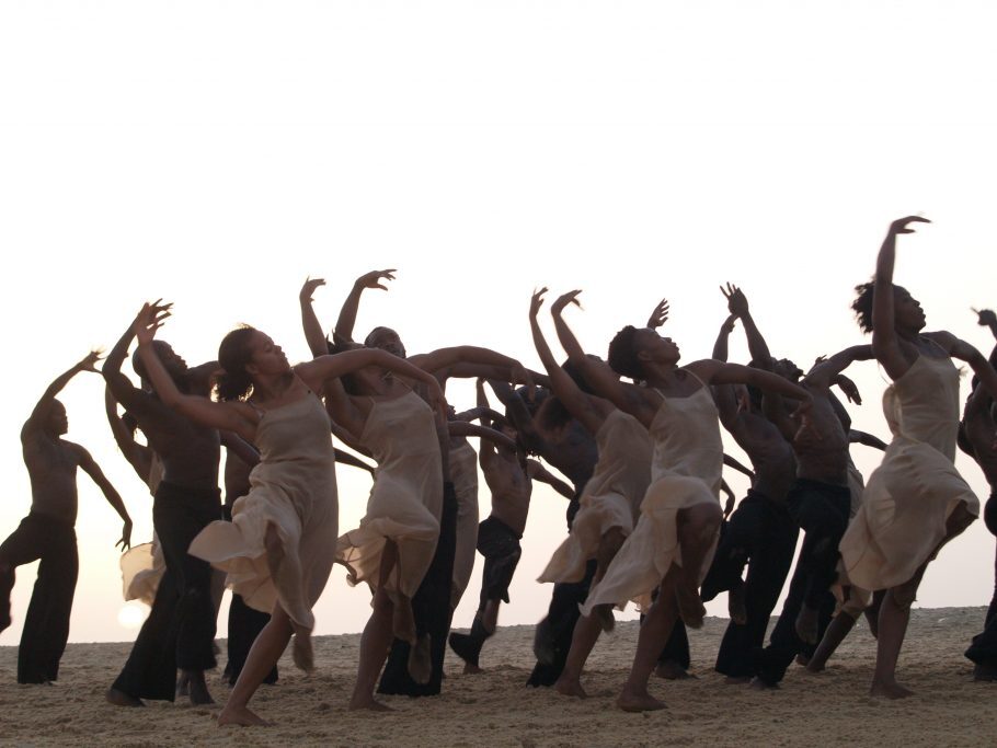 A coreografia “Dancing at Dusk” recria a icônica “Sagração da Primavera”, de Pina Bausch