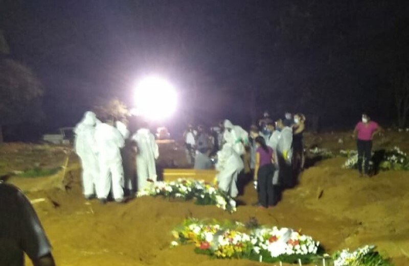  Sindicato acompanha sepultamentos noturnos no Cemitério da Vila Formosa, na zona leste de SP