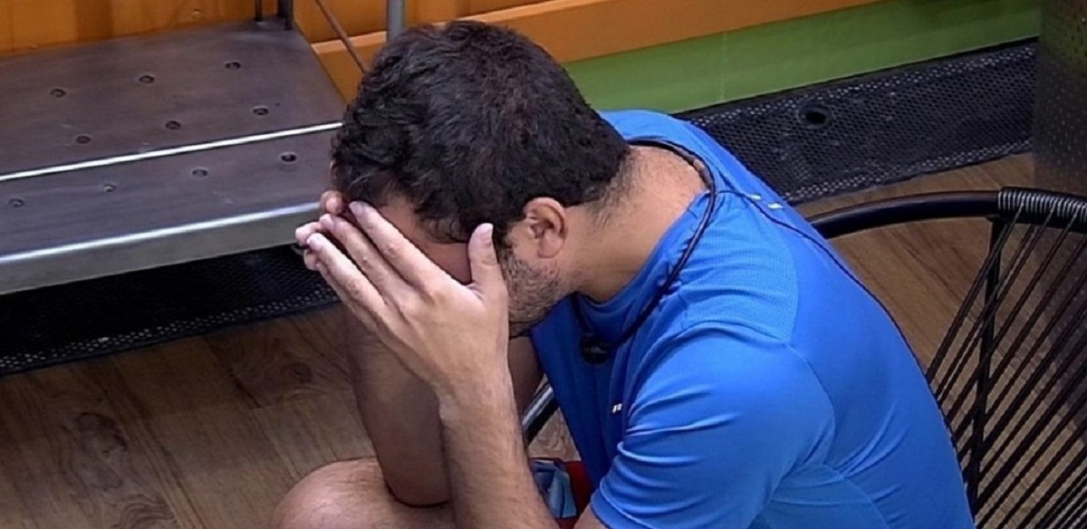 Gilberto se emociona com medo de ser eliminado no BBB 21: ‘Estou sozinho’