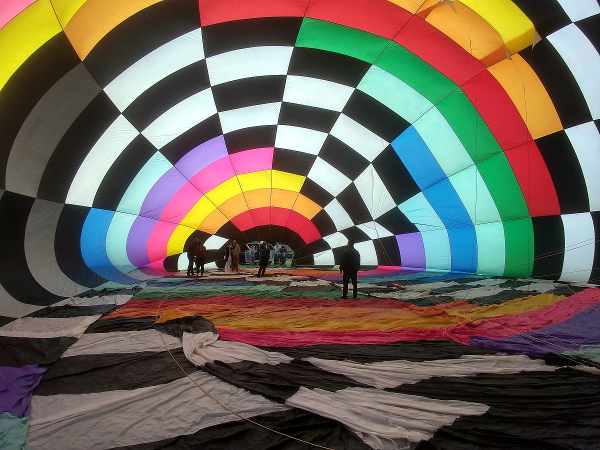 A experiência de voar de balão em Campos do Jordão começa ainda em terra