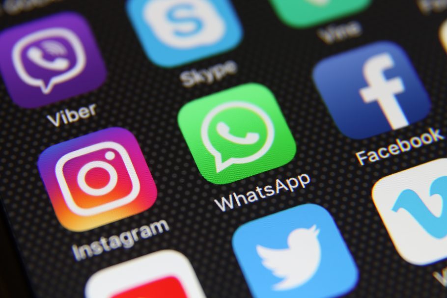 Empregada demitida por WhatsApp receberá R$ 5 mil de indenização