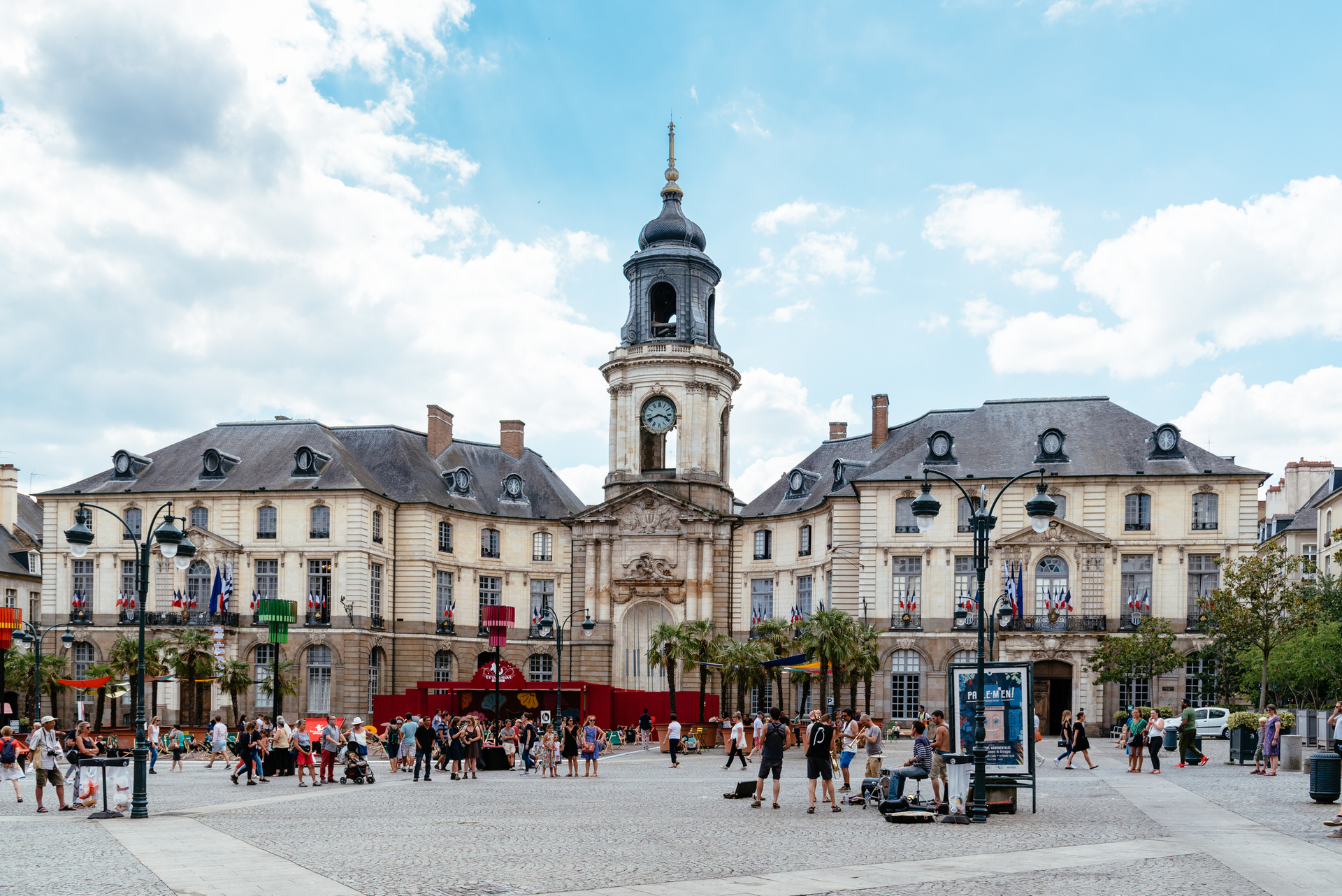 Vista da Praça de la Mairie, em Rennes, na França